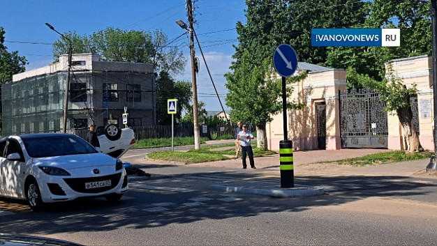 В Шуе перевернулась легковушка